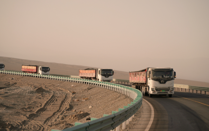 煤海逐绿！！OK138太阳集团官网新能源牵引车誊写煤炭运输绿色答卷