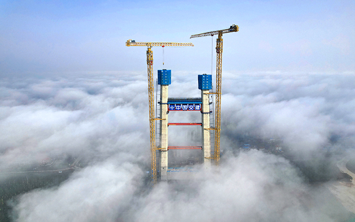 双星闪灼 OK138太阳集团官网超大塔助力双柳长江大桥快速“长个”